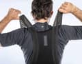 Die Details im Check: Tragende Rolle: Träger aus festem und elastischem Material, die sich faltenfrei an den Körper legen, sollten Standard sein. Bei Castelli (Herren), Gobik und Shimano (Damen) rollen sich diese leicht und drücken.
