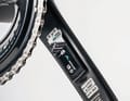 Praktisches Detail: Serienmäßig ist ein Powermeter, das sich mit einem Magnetkabel aufladen lässt.
