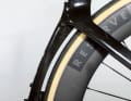 Elegant: Das Sitzrohr schmiegt sich um das Hinterrad, das  eine höhere Carbonfelge als das Vorderrad aufweist.