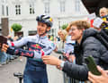 Florian Lipowitz macht vor dem Start noch schnell ein Foto mit Fans.