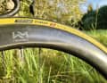 Das aufziehen des Challenge Strada Bianca Pro gelingt deutlich besser als beim Vorgängermodell