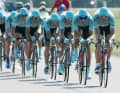 Das Team Bianchi beim Mannschaftszeitfahren der Tour de France 2003.