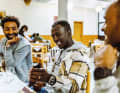 Girmay mit den Berufs­kollegen Merhawi Kudus (links) und Natnael Berhane (rechts) beim Essen