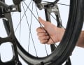 Für die richtige Drehrichtung gibt es eine Eselsbrücke: Umfassen Sie die Speiche mit der rechten Hand so, dass der Daumen in Richtung Nabe zeigt. 