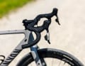 Die SRAM-Hebel sehen aus wie die Rennrad-Komponenten, die großen Schaltknöpfe kann man nicht verfehlen