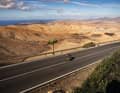 Rennradfahrer auf  schmaler Bergstraße nahe des
Aussichtspunkts Mirador de Guise y Ayose, Blick nach Norden in Richtung Valle de Santa Inés, Kanarische Inseln, Spanien