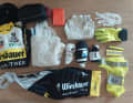 Kleidung & Schlaf-Equipment: Thermomütze, Thermo-Trikot, Regenjacke, Baselayer, Socken, Bib Short, Beinlinge, Armlinge, Winterhandschuhe, Latex-Handschuhe als Regenschutz, reflektierende Weste und Straps, Notfallbivi und Schlafsack
