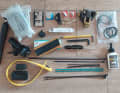Werkzeug: 2 Ersatzschläuche, Minipumpe, Minitool, Inbussschlüssel, Reifenheber, Schaltauge, Kette, Kettenschloss, Cleats, Kabelbinder, Gummiringe, Flicken und ein Stück Reifen, Messer, Kettenwachs, Ersatzspeichen und Speichennippel, Minischloss, Ersatzfrontlicht, Sram-Akku und Ladegerät