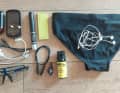 3 Rücklichter, Navigationsgerät, Usb-Ladestecker, Ladekabel und Powerbank, Photochromatische Sonnenbrille, Pfefferspray und Pfeife (Hunde!), Kopfhörer, Luxus: Badehose