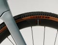 Das Rahmen-Set ist maximal für 43 Millimeter breite Reifen freigegeben. Ab Werk rollen die Ausstattungsvarianten entweder auf schmalen 30-Millimeter-Pneus von Vittoria oder 40-Millimeter-Reifen von WTB.