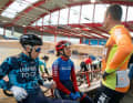 Immer im Austausch: Die Geschwister Tim (links) und  Lin Teutenberg besprechen am  Rande der Rennbahn Details  mit ihrem Vater und Trainer.