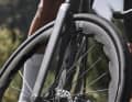 Besonders markant: Die Felge im Wellendesign