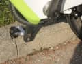 Verkeilen Sie das Rad auch nicht mit dem Pedal gegen den Randstein. Dabei zerkratzen nicht nur das Pedal und die Kurbel, sondern das Rad kippt auch extrem leicht um.