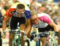 Jens Heppner (r.) und Bart Voskamp verkeilen sich im Sprint – dafür bestraft sie die Rennjury 1997 in Dijon
