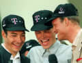 Riis (rechts), Ullrich (Mitte) und Erik Zabel (links) beim Empfang auf dem Bonner Rathausbalkon nach der Tour de France 1997