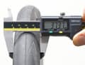 Die effektive Breite zählt: Der 38er-Pro One misst auf der Felge mit 21 Millimeter Innenbreite tatsächliche 37,4 Millimeter.