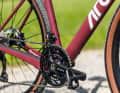 Für Shimano hat die Zweifach-Kurbel trotz zwölf Ritzeln weiterhin eine Berechtigung am Gravelbike. Die Gänge sind sehr fein abgestuft, der Umwerfer verkompliziert aber die Bedienung und schränkt die Reifenfreiheit ein