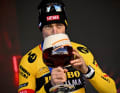 Einen großen Schluck für den Sieger: Wout van Aert gewann die E3 Saxo Classic 2023.