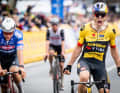 Er überquerte die Ziellinie vor Mathieu van der Poel und Tadej Pogacar.