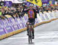 ... gewann Marlen Reusser als Solistin mit fast drei Minuten Vorsprung ... Foto: picture alliance / ASSOCIATED PRESS / Geert Vanden Wijngaert