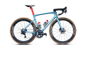 Die Teamräder von TotalEnergies, Bora-Hansgrohe  und Quick-Step Alpha Vinyl unterscheiden sich nur in ihrer Lackierung. Die Ausstattung ist von der Gruppe bis hin zu den Reifen identisch