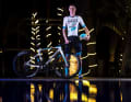 Matej Mohoric präsentiert das neue Trikot von Bahrain-Victorious für 2024
