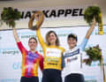 Das Podium des vergangenen Jahres: Marlen Reusser (M.) siegte vor ihrer Teamkollegin Demi Vollering (l.) und Elisa Longo Borghini.