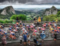Frankreichs Landschaften zu präsentieren – auch das ist eine Idee der Tour de France, hier während der zweiten Etappe von Clermont-Ferrand nach Mauriac