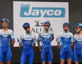 Zum Vergleich: Die Trikots von Jayco-AlUla aus der Saison 2023