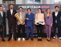 Die (Ex-) Profis Vincenzo Nibali, Filippo Ganna, Primoz Roglic, Urbano Cairo (Präsident RCS MediaGroup), Elisa Longo Borghini, Letizia Paternoster und Peter Sagan bei der Präsentation des Giro d'Italia 2024.