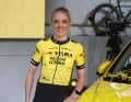 Fem van Empel zeigt das neue Trikot des Frauenteams