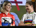 Bei der Teampräsentation im Januar machten die beiden Frontfrauen Demi Vollering (l.) und Lotte Kopecky gute Mine zum vielleicht bösen Spiel. Zwischen beiden herrscht eine Rivalität, die sich möglicherweise auf die Ergebnisse des Teams auswirkt.