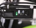 Um zu prüfen, ob die Batterie noch genügend Strom hat, drücken Sie ein paar Sekunden lang auf eine der Schaltwippen am Bremsgriff. Leuchtet die Lampe grün, ist noch genügend Strom im System. Wenn nicht, sollten Sie die Batterie laden.
