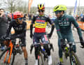 Die 2. Etappe von Paris-Nizza 2024: Egan Bernal (links), Remco Evenepoel (Mitte) und Primoz Roglic (rechts) stimmen sich ein