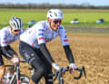 Im Peloton geht es gemütlich zu. Nils Politt hat einen ruhigen Tag