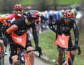 Essenszeit: Egan Bernal (rechts) schnappt sich einen Verpflegungsbeutel