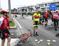 Bereits kurz nach dem Start kommt es zu einem Massensturz im Peloton