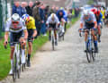2024 lieferten sich Mathieu van der Poel (vorne) und Wout van Aert (zweite Position) einen packenden Schlagabtausch