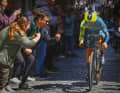 Viel los beim Auftaktzeitfahren der Baskenland-Rundfahrt, das Primoz Roglic für sich entschied, obwohl er sich kurz vor dem Ziel verfahren hatte.