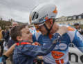 John Degenkolb vor dem Start von Paris-Roubaix 2024 mit seinem Sohn ...