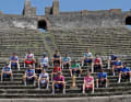 Vor dem Start der 10. Etappe posieren die Stars des Giro d'Italia im Amphitheater von Pompei