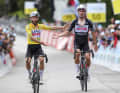 Adam Yates (l.) und Joao Almeida waren nicht nur Pogacars beste Helfer bei der Tour de France. Bei der Tour de Suisse zuvor dominierten sie nach Belieben und setzten sich gegenseitig ins rechte Licht.
