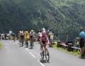 Mit Ben Healy wird der letzte Ausreißer im Anstieg zum Puy Mary Pas de Peyrol von UAE Team Emirates gestellt ...