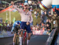 In einem packenden Zweikampf mit Wout van Aert (hinten) sicherte sich Mathieu van der Poel im vergangenen Winter den WM-TItel. Sein damaliges Inflite stand nun Pate für das neue Modell.