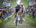 Mathieu van der Poel und Tadej Pogačar führen das Peloton ausgangs des Waldes von Arenberg an