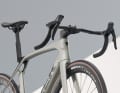 Das Geschwindigkeitsdefizit gegenüber dem mehr als doppelt so teuren SLR 9 resultiert hauptsächlich aus der langsameren Lenker-Vorbau-Kombi.