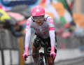 Der Regen setzte den Favoriten zu, unter andere Richard Carapaz (EF Education – EasyPost).