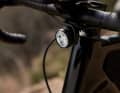 Am Lenker sorgt der Lupine Nano SL Scheinwerfer mit Abblendfunktion für Sicht und Sichtbarkeit.