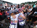 Elisa Longo Borghini (UAE Team ADQ) feiert mit ihren Teamkolleginnen den Gesamtsieg.