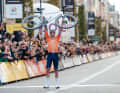 Bei seinem ersten Gravel-Rennen in diesem Jahr sicherte sich Mathieu van der Poel auf Anhieb den Sieg und schlüpfte damit ins Regenbogen-Trikot.